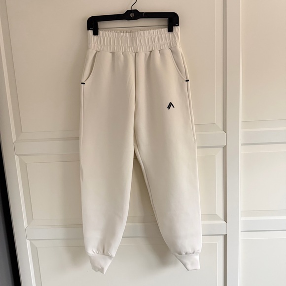 Alphalete Elmts Women's White Knit Cuffed Jogger Pants Size Medium 41624 - Picture 5 of 10